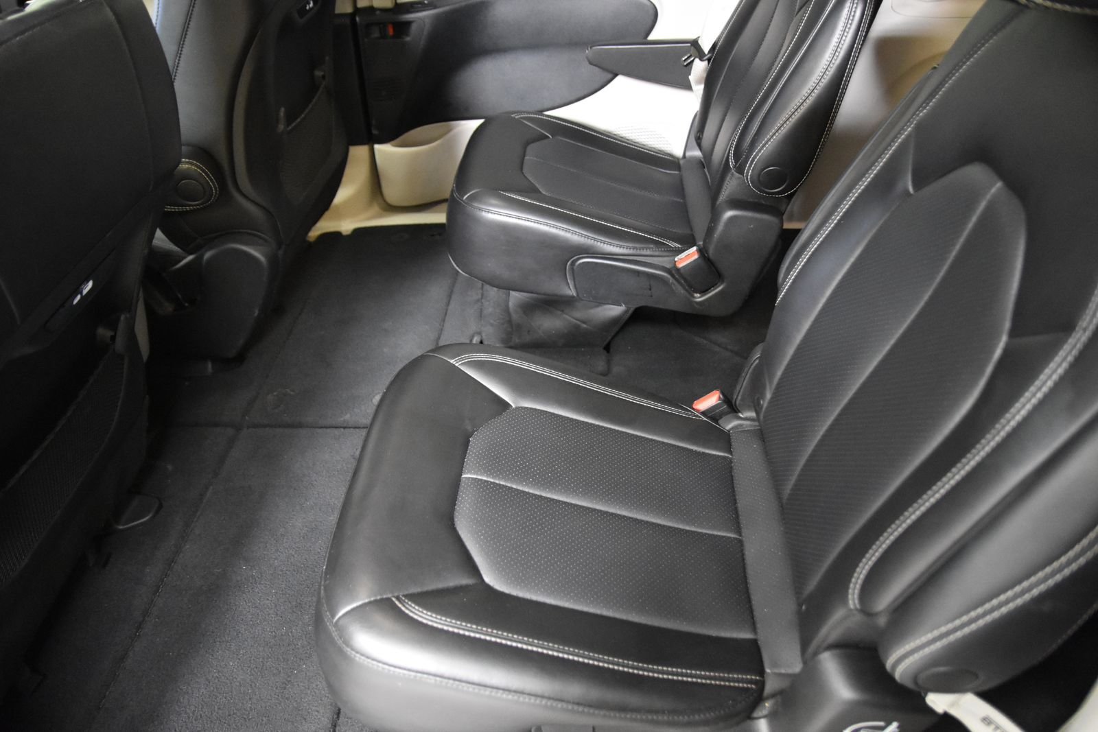 Used 2023 Chrysler Pacifica Touring-L FWD image 29