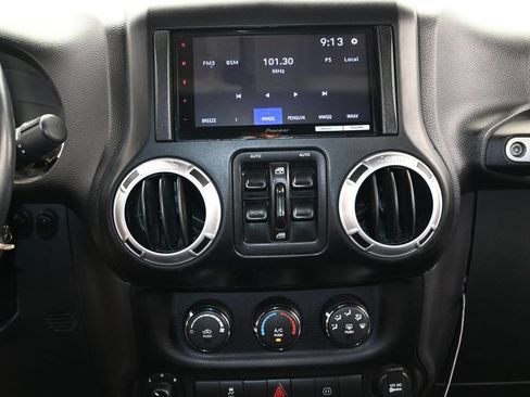 Used 2012 Jeep Wrangler Unlimited Rubicon w/ Connectivity Group AWD/4WD image 25