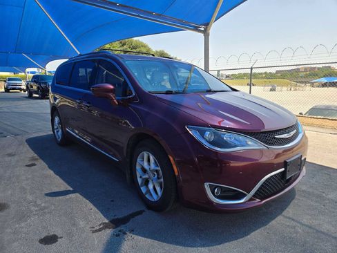 Used 2019 Chrysler Pacifica Touring-L w/ Advanced Safetytec Group FWD image 2