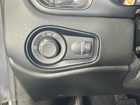 Used 2023 Jeep Renegade Latitude AWD/4WD image 19
