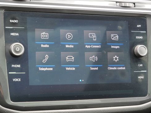 Used 2018 Volkswagen Tiguan SE w/ Panoramic Sunroof Package image 24