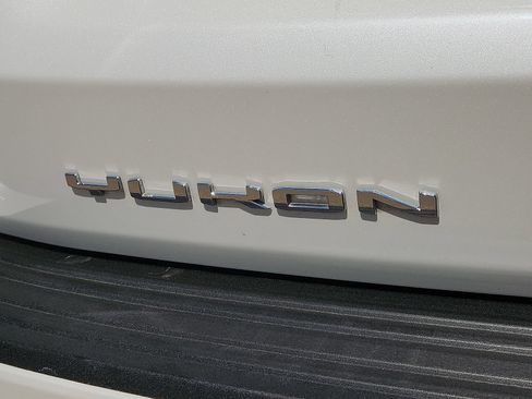 Used 2021 GMC Yukon Denali w/ Denali Premium Package AWD/4WD image 9