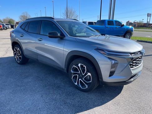 Used 2025 Chevrolet Trax RS w/ Driver Confidence Package image 2