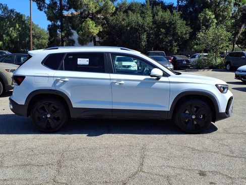 Certified 2026 Volkswagen Taos SE w/ Panoramic Sunroof Package FWD image 4