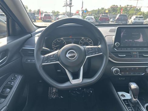 Used 2024 Nissan Altima 2.5 SV image 11