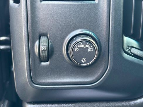 Used 2018 Chevrolet Silverado 1500 Custom w/ Custom Value Package AWD/4WD image 12