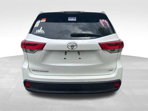 Used 2019 Toyota Highlander LE AWD/4WD image 4