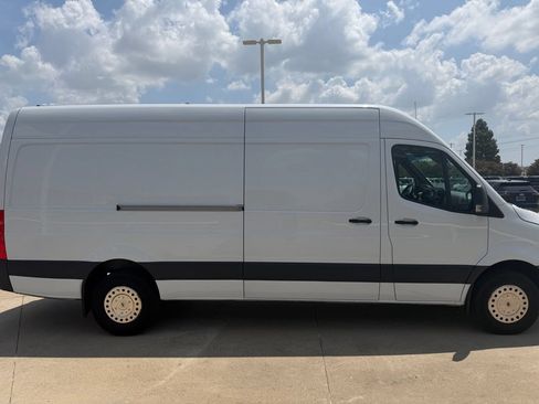 Used 2024 Mercedes-Benz Sprinter 3500 image 2