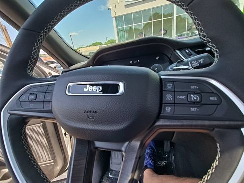 Certified 2025 Jeep Grand Cherokee Limited AWD/4WD image 27