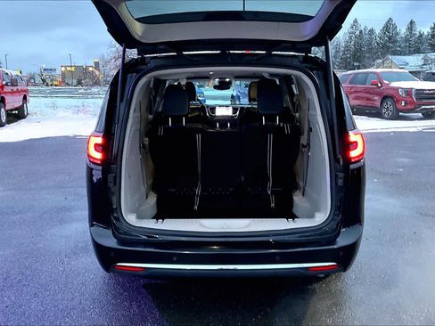 Used 2024 Chrysler Pacifica Select image 19