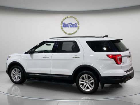 Used 2018 Ford Explorer XLT AWD/4WD image 3