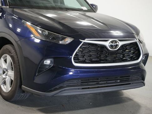 Used 2023 Toyota Highlander LE FWD image 4