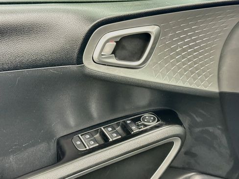 Used 2025 Kia Soul LX w/ LX Technology Package FWD image 15