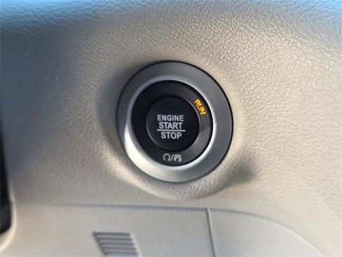 Used 2023 Chrysler Pacifica Touring-L image 8