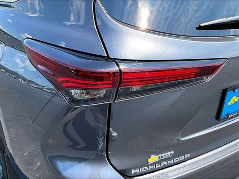 Used 2024 Toyota Highlander XLE FWD image 33