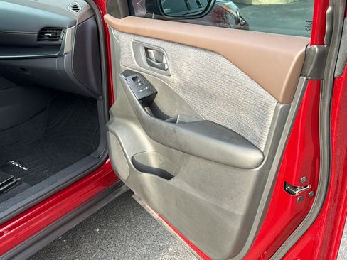 Used 2023 Nissan Rogue S image 33