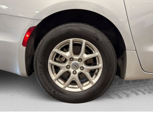 Used 2023 Chrysler Pacifica Touring-L FWD image 53