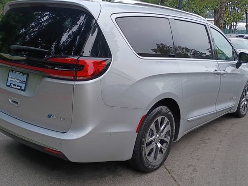 Used 2023 Chrysler Pacifica Pinnacle FWD image 4