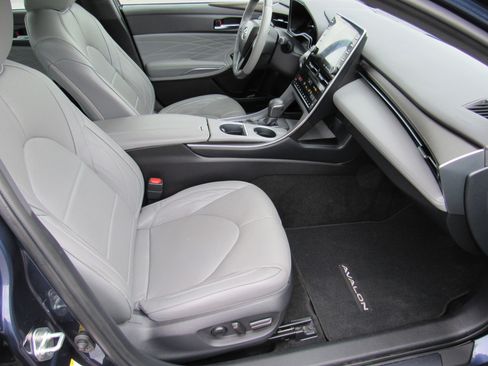 Used 2019 Toyota Avalon Limited image 31