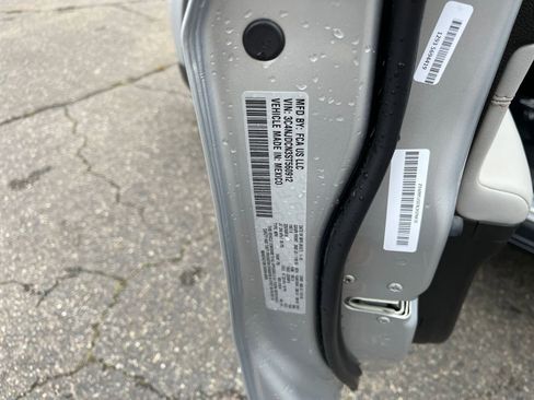 Used 2025 Jeep Compass Limited image 30