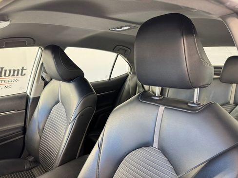 Used 2021 Toyota Camry SE image 3