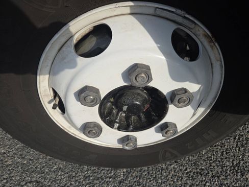 Used 2023 Isuzu NPR image 8