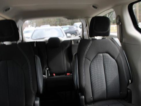 Used 2022 Chrysler Voyager LX FWD image 15