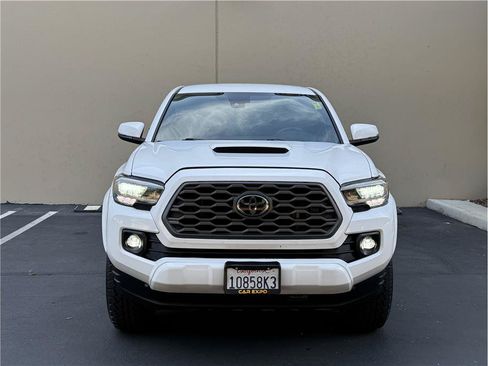 Used 2022 Toyota Tacoma TRD Sport w/ Technology Package RWD image 3