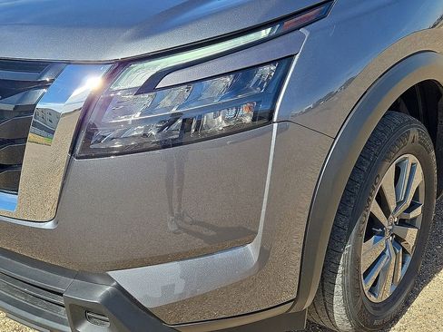 Used 2025 Nissan Pathfinder SV image 9