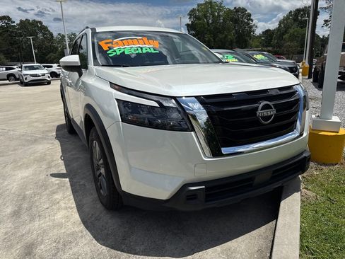 Used 2024 Nissan Pathfinder SV AWD/4WD image 1