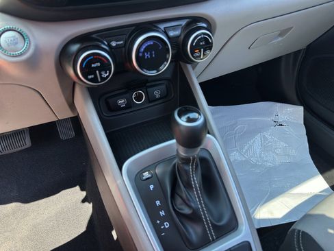 Used 2025 Hyundai Venue SEL image 21