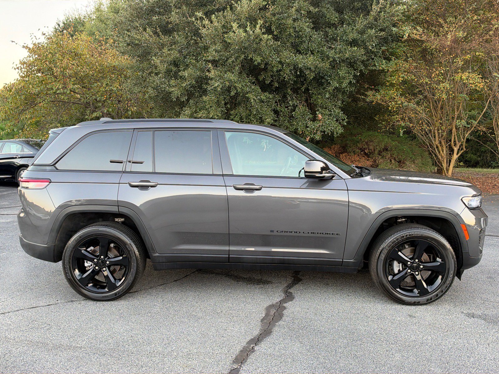 Used 2025 Jeep Grand Cherokee Altitude RWD image 2
