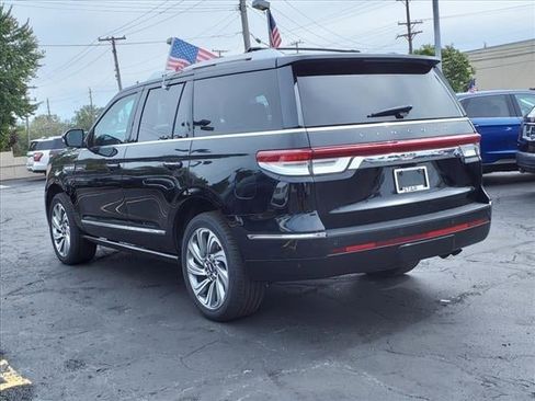 New 2022 Lincoln Navigator 4WD image 28