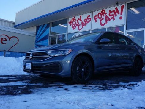 Certified 2023 Volkswagen Jetta SE w/ Panoramic Sunroof Package image 4