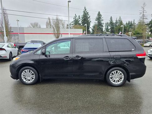 Used 2013 Toyota Sienna XLE image 4