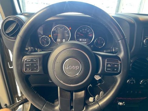 Used 2017 Jeep Wrangler Unlimited Rubicon AWD/4WD image 9