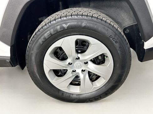 Used 2021 Toyota RAV4 LE FWD image 8
