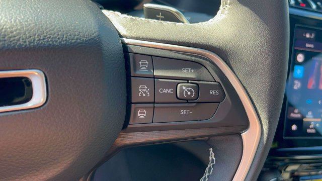 Used 2023 Jeep Grand Cherokee L Laredo AWD/4WD image 18