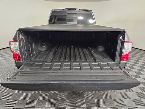 Used 2019 Nissan Titan SV w/ SV Convenience Package image 9