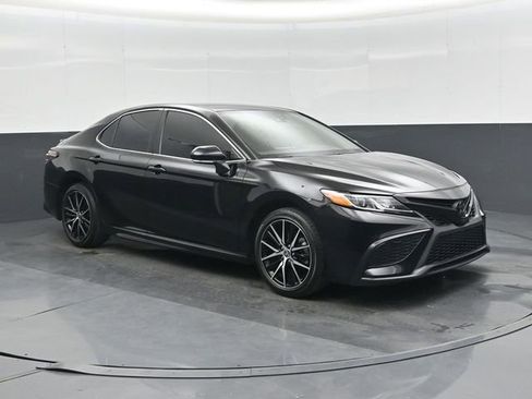 Used 2024 Toyota Camry SE FWD image 1