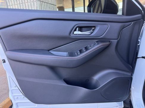 Used 2025 Nissan Rogue SV AWD/4WD image 2