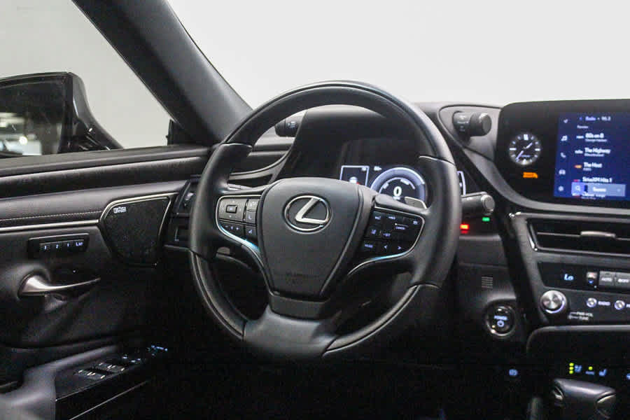 Used 2025 Lexus ES 300h w/ Accessory Package (Z1) FWD image 16