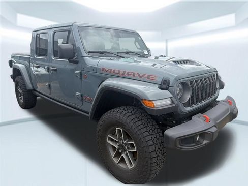 Used 2025 Jeep Gladiator Mojave w/ Convenience Group AWD/4WD image 7
