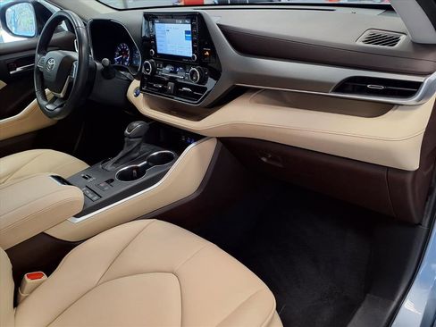 Used 2022 Toyota Highlander XLE image 9