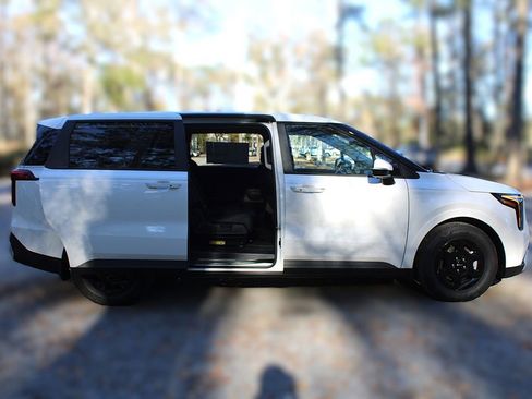 New 2026 Kia Carnival FWD image 18