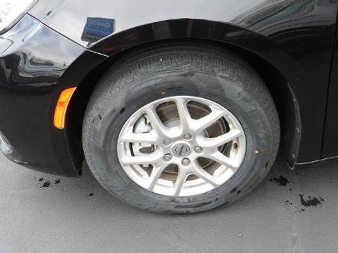 Used 2024 Chrysler Pacifica Touring-L FWD image 28