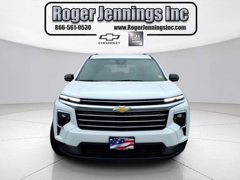 Used 2025 Chevrolet Traverse LT w/ Driver Confidence Package FWD image 7
