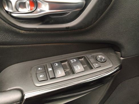 Used 2019 Jeep Cherokee Latitude Plus AWD/4WD image 27