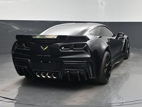 Used 2015 Chevrolet Corvette Z06 w/ 3LZ Preferred Equipment Group RWD image 11