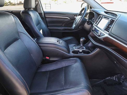Used 2016 Toyota Highlander Limited image 16